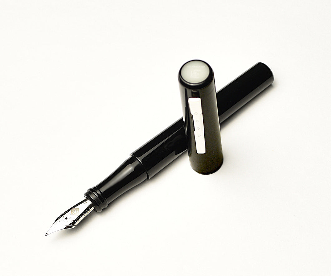 Model 03 Iterum Fountain Pen - Black & Creme