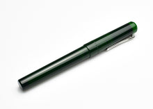 Load image into Gallery viewer, Model 03 Iterum Fountain Pen - Emerald &amp; Snow