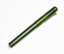 Load image into Gallery viewer, Model 03 Iterum Fountain Pen - Vintage Green Sweet Maroon