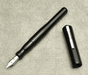 Model 02 Intrinsic Fountain Pen - Solid Black